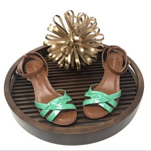 BCBG Green/Tan Patent Leather Shoe w/Mirrored Heel